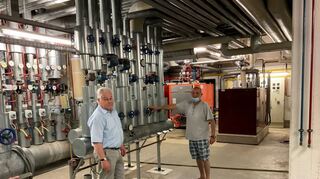 Bürgermeister-Stellvertreter Dietrich Herold und Technik-Leiter Knut Heiler inspizieren den Technikraum im Freizeitbad, das bald öffnet.