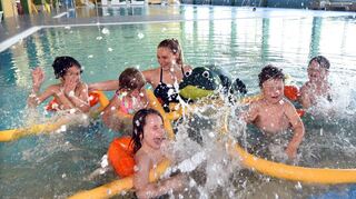 Sie können Schwimmen lernen und freuen sich darüber (v.l.): Paul, Luise, Julian, Oskar und Jonathan. Hinten in der Mitte ist die Lehrerin Svenja Mittag zu sehen. Seit Anfang dieser Woche laufen im Ilvesheimer Hallenbad wieder die Kurse der Schwimmschule Flipper. Rund 750 Kinder sind angemeldet.
