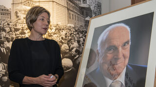 Die Witwe des am 16. Juni 2017 verstorbenen Bundeskanzlers a.D. Dr. Helmut Kohl, Maike Kohl-Richter, steht  im Juli 2018 im Historischen Museum der Pfalz in Speyer neben dem letzten offizielle Portrait ihres Mannes.