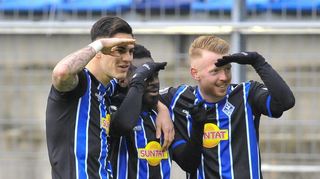 Sonnige Aussichten für Gerrit Gohlke (v.l.), Joseph Boyamba und Dominik Martinovic: Der Mannheimer Lebensmittelhersteller Suntat bleibt Hauptsponsor des SV Waldhof.