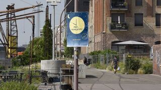 Am Verbindungskanal hinter der Kauffmannmühle im Ausgehviertel Jungbusch werben Plakate für mehr Ruhe nach 22 Uhr.