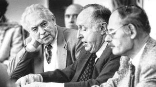 „MM“-Mitherausgeber Karl Ackermann (l.), hier beim Redaktionsbesuch von Ignatz Bubis, damals Vorsitzender vom Zentralrat der Juden, 1994.