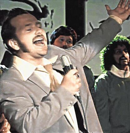 In seinem Element: Gringo Mayer in seinem Retro-Musikvideo. Darin nimmt er das internationale Fußballgeschäft auf humoreske Weise aufs Korn.