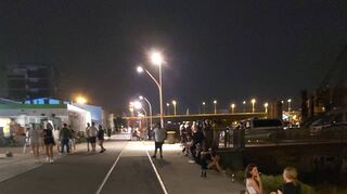 Jedes Jahr im Sommer wird der Verbindungskanal im Jungbusch zur Feiermeile für junge Leute. Die Tankstelle links im Bild ist oft Anlaufstelle. Rechts überwacht die Polizei das Geschehen.