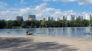 Trügerische Idylle: Am Samstagabend ist ein achtjähriges Mädchen im Vogelstangsee ertrunken. Am Montagnachmittag ist nur wenig los.