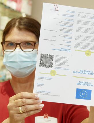 So sieht er aus, der digitale Impfnachweis: Apothekerin Birte Wehlen zeigt ihn in der Neuen Apotheke in Biblis.