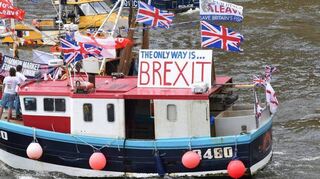 Fischer werben im Juni 2016 mit Plakaten auf der Themse für den Brexit.