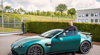 mid Meuspath - Erwartungsvoller Blick: mid-Chef Mike Neumann vor seiner Ausfahrt mit dem Aston Martin Vantage F1 Edition.