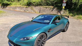 mid Meuspath - Der Vantage F1 Edition profitiert von deutlichen Verbesserungen an Fahrwerk und Aerodynamik.