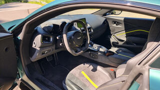 mid Meuspath - Alles dran, alles drin: das Cockpit des Vantage F1 Edition.