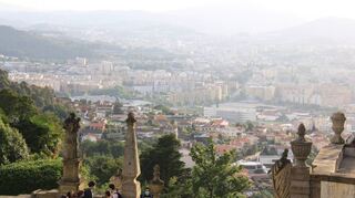 Die Stadt verliert sich im Dunst: Blick von der Wallfahrtskirche auf Braga.