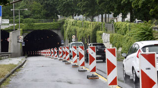 Bei einer Untersuchung des Fahrlachtunnels sind laut Stadt „immer mehr Mängel“ bekannt geworden. Aktuell ist daher nur eine Spur pro Richtung frei.
