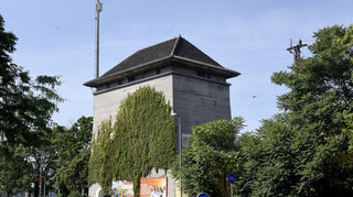 Der ehemalige Hochbunker liegt unmittelbar neben dem Oggersheimer S-Bahnhof.