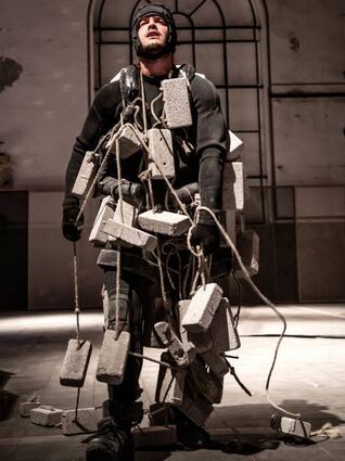 Sisyphos oder steinerner Gast? Lorenzo Ponteprimo im Stromwerk.