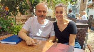 Begehrte Plätze: Restaurantbesitzer Georg Papathanassiou mit seiner Tochter Evangelia auf der Terrasse des „Hermes Grill“ in Käfertal.