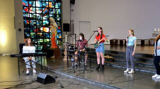 Aufnahme von „You are my way“ in der St.-Antonius-Kirche auf der Rheinau in Mannheim zum Music-Award. Die Bandmitglieder (von links): Sophie Johnson, David Schnörr, Luisa Mrogenda, Sophie Krauß, Hannah Weindl und Lukas Schichta.