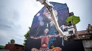 In Knochen und Venen fest miteinander verbunden: Das 32. Mural bei Stadt.Wand.Kunst im Industriegebiet am Hafen.