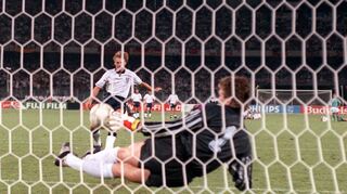 WM 1990: Torhüter Bodo Illgnerpariert den vom englischen Abwehrspieler Stuart Pearce getretenen Elfmeter.