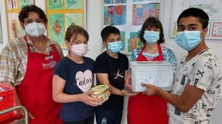 Helferinen verteilen die Frühstücksboxen (v.l.): Annette Koch mit Milena, Aleks, Sabine Zuch und Velyo.