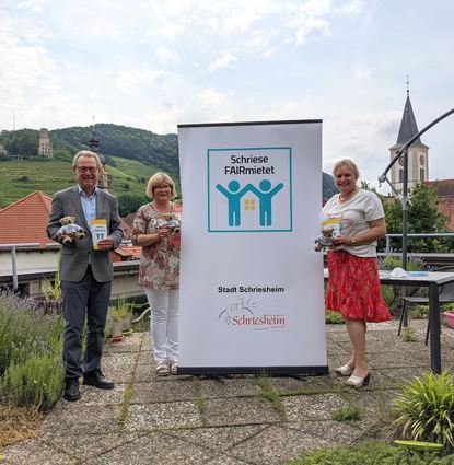 Für „Schriese Fairmietet“ werben (v. l.) Bürgermeister Hansjörg Höfer, Christine Söllner und Alexandra Stahl.