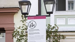 Verbote sollen die Situation in den „Partyzonen“ der Stadt entschärfen: Dieses Schild auf dem Heumarkt in der Altstadt klärt über den Alkoholverbot auf.