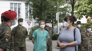 Jutta Steinruck dankte Vertretern der Bundeswehr am Klinikum.