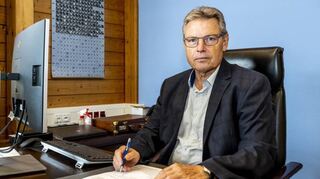 Mutterstadts Bürgermeister Hans-Dieter Schneider (SPD) am Schreibtisch – inzwischen ohne Pflaster im Gesicht.