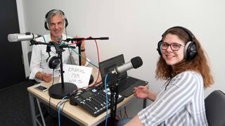 Stefan Dettlinger und Julia Wadle im Podcast-Studio des „Mannheimer Morgen“. Hier werden die Folgen aufgenommen und produziert.
