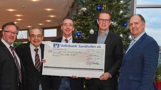 Die über viele Jahre hinweg größte Spende: Feuerio- Präsident Bodo Tschierschke (v. l.), Chef-Organisator Volker Dressler, Finanzminister Frank Maier sowie Florian Kranefuß (1. Vorsitzender „MM“-Hilfsverein) und Peter W. Ragge (2. Vorsitzender „MM“-Hilfsverein) bei der Übergabe des Reinerlöses des Blumepeterfests 2019.