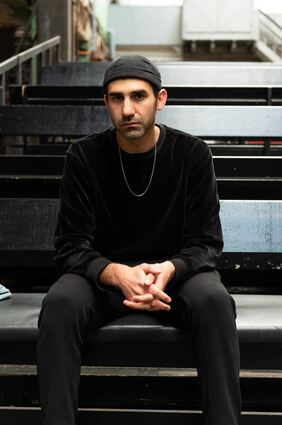Sprach bei den Theaterfreunden über sein literarisches Verfahren: NTM-Hausautor Necati Öziri.