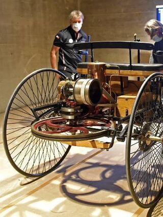 Mechaniker postieren das Modell in den Ausstellungsräumen.
