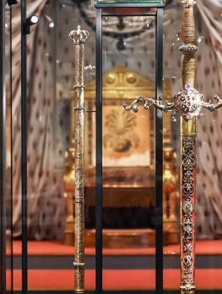 Die badischen Kroninsignien werden in einer Panzerglas-Vitrine gezeigt.