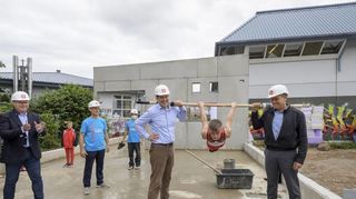 Das Turnzentrum am Harbigweg wird erweitert. Auf der Baustelle feiern Stadt und Sportler die Grundsteinlegung.