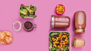 Suppen, Salate und Dressings lassen sich gut vorbereiten – und im Schraubglas unkompliziert lagern und transportieren.