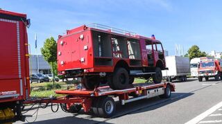 Auffälliger Transport: Das schon teilweise restaurierte Pullmann-Tanklöschfahrzeug von 1966 auf dem Tieflader in der Kolonne zum neuen Feuerwehrmuseum.