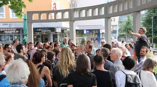 Die Führungen durch die „hässlichste Stadt Deutschlands“ finden – wie hier 2018 – guten Zuspruch. Angeführt werden sie von Helmut van der Buchholz (r.).