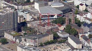 Der Rohbau der neuen Pfalzwerke-Zentrale zwischen Berliner Platz und Pfalzbau ist schon weit vorangeschritten.