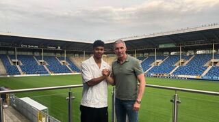 Niklas Sommer (links) wird von Jochen Kientz, dem Sportlichen Leiter des SV Waldhof Mannheim, begrüßt.