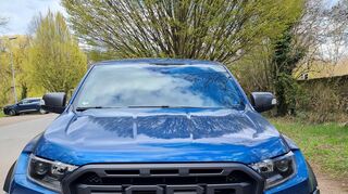mid Groß-Gerau - Der mächtige Ford-Schriftzug lässt keinen Zweifel an der Zugehörigkeit des Raptor.
