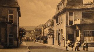 Das Zentrum des beschaulichen Mannheimer Ortsteils Pfingstberg Ende der 1920er Jahre: Von Autos ist weit und breit nichts zu sehen. Die Kinder sind für den Fototermin fein gemacht worden, wirken etwas verlegen.