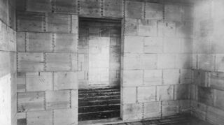 Das Innere eines „Kistenhauses“ im Rohbau 1921.