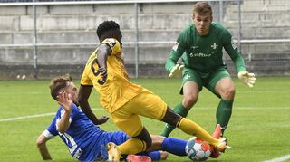 Auch Joseph Boyamba hatte nach seiner Einwechslung einige gute Szenen. Hier wird er von Darmstadts Adrian Stanilewicz im letzten Moment gestoppt.