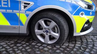 Am Rande eines Einsatzes in Speyer wurde ein Streifenwagen der Polizei (Symbolbild) beschädigt: Unbekannte zerstachen einen Reifen und zerstörten eine Scheibe.