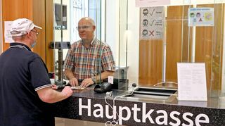 Unkomplizierte Darlehen ohne Schufa-Bonitätscheck: Betriebsleiter Kurt Thomaschek zahlt dem Stammkunden Michael G. Überbrückungsgeld auf hinterlegte Goldmünzen aus.