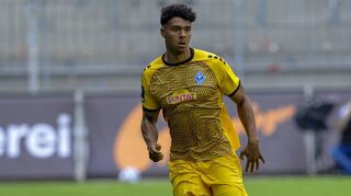 Den Ball in Reichweite, den Blick auf die möglichen Optionen: Niklas Sommer bei seinem Testspiel-Debüt gegen Darmstadt.