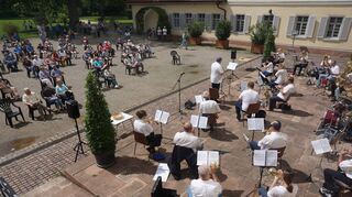 Mit einem Platzkonzert hat die Musikvereinigung Neckarhausen am Sonntag an das wegen Corona abgesagte Fest „Rund ums Schloss“ erinnert.