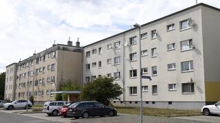 Die sogenannten weißen Blöcke in der Bayreuther Straße mit 93 Wohnungen sollen saniert werden.