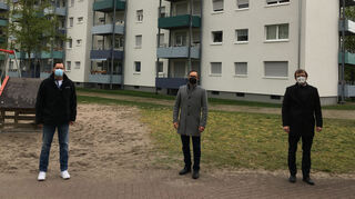Eines der sanierten GBG-Gebäude im Nordwesten der Schönau, davor (v.l.) Peter Brandenburger (GBG), Baudezernent Ralf Eisenhauer und GBG-Geschäftsführer Karl-Heinz Frings. Das Bild entstand bei einem Rundgang im Mai dieses Jahres.