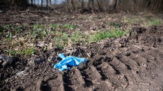 Ein Einmalhandschuh von Ermittlern ist das Einzige, was auf den Tatort des mutmaßlichen Mordes in Sinsheim-Eschelbach hinweist.