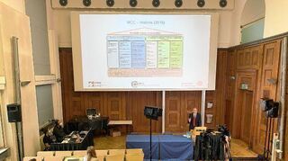 Wolf-Karsten Hofmann (am Rednerpult), Vorstandsvorsitzender des „Mannheim Cancer Center“, erläutert die Vorteile der neuen Einrichtung.